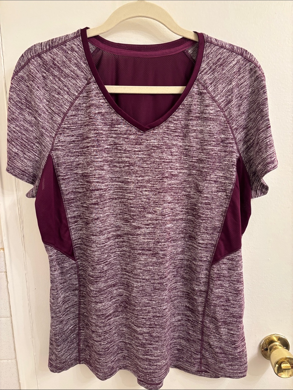 Women's V-Neck Active Tee in Heathered Burgundy